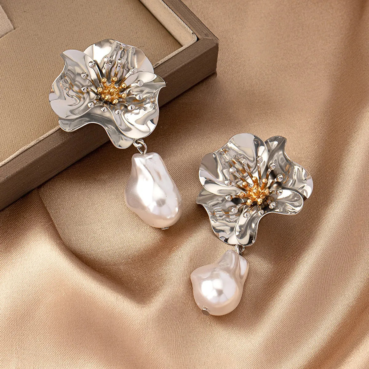 1 Pair Elegant Retro French Style Flower Plating Inlay Alloy Pearl Gold Plated Drop Earrings