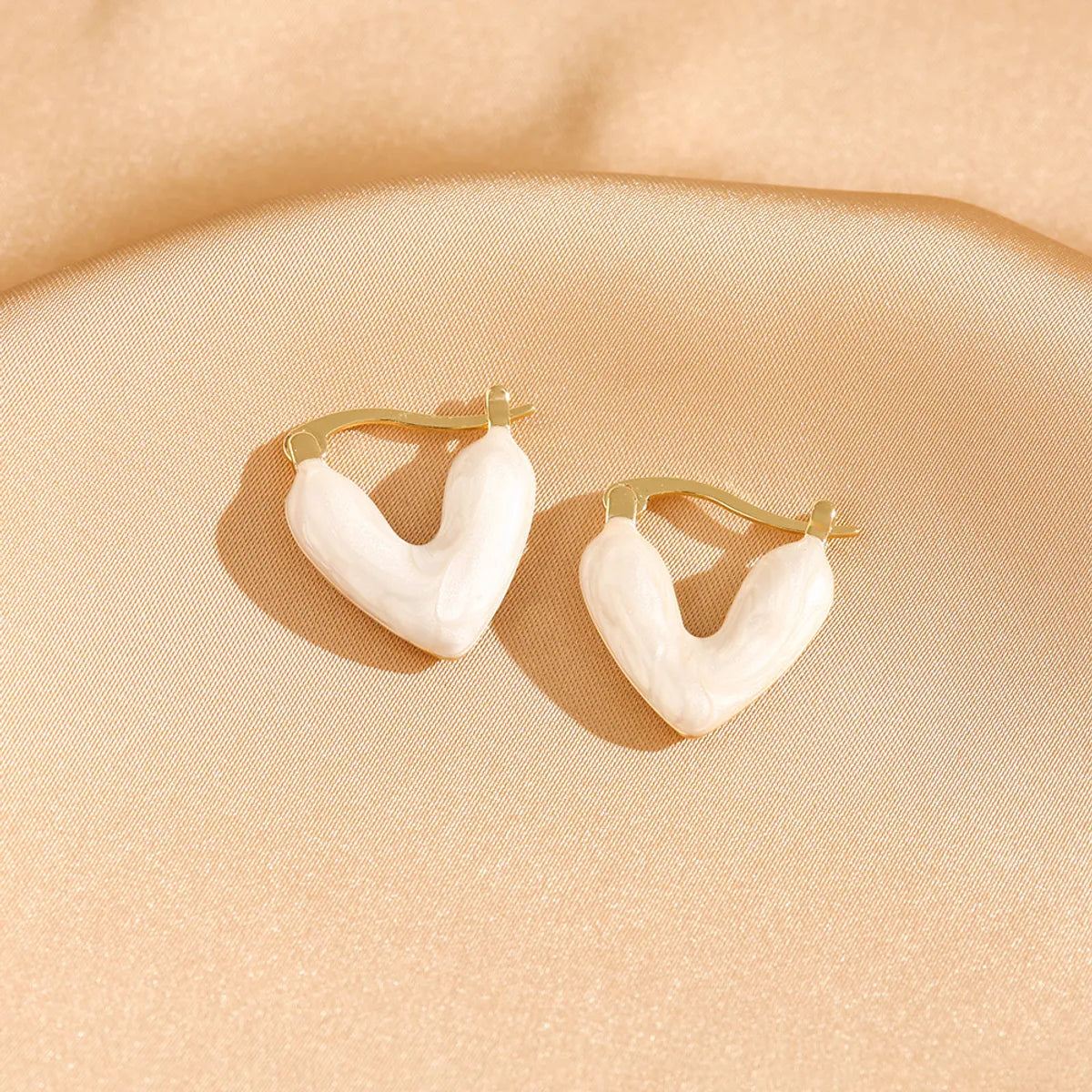 1 Pair Elegant Retro Heart Shape Enamel Plating Copper Gold Plated Earrings