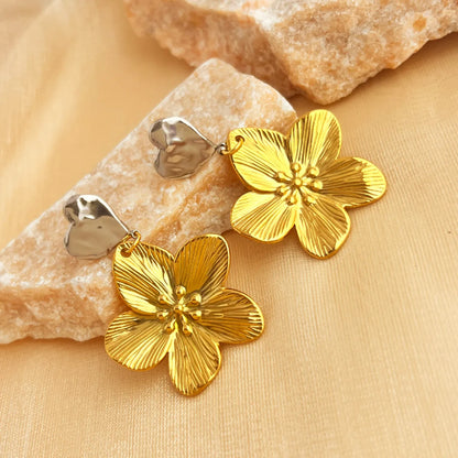 1 Pair Elegant Retro Heart Shape Flower Plating 201 Stainless Steel 18K Gold Plated Drop Earrings