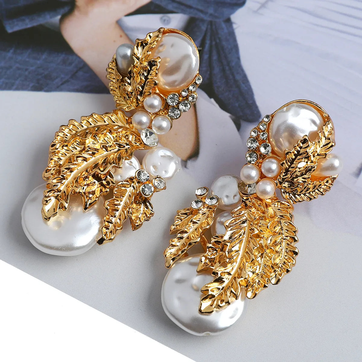 1 Pair Elegant Retro Leaves Layered Inlay Zinc Alloy Pearl Dangling Earrings