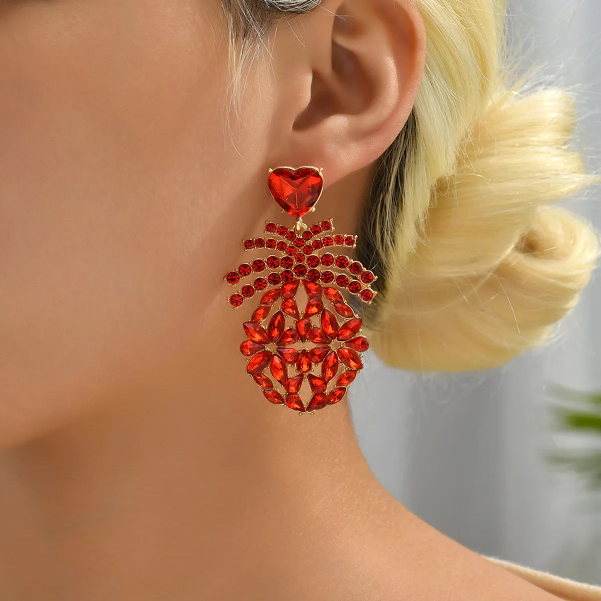 1 Pair Elegant Retro Luxurious Heart Shape Pineapple Hollow Out Inlay Zinc Alloy Rhinestones Dangling Earrings