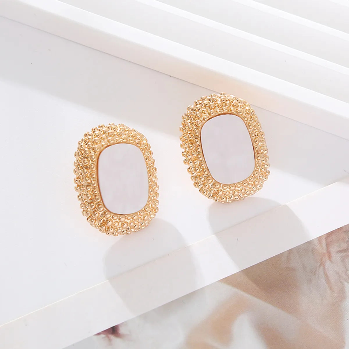 1 Pair Elegant Retro Oval Rectangle Plating Inlay Alloy Shell Gold Plated Ear Studs