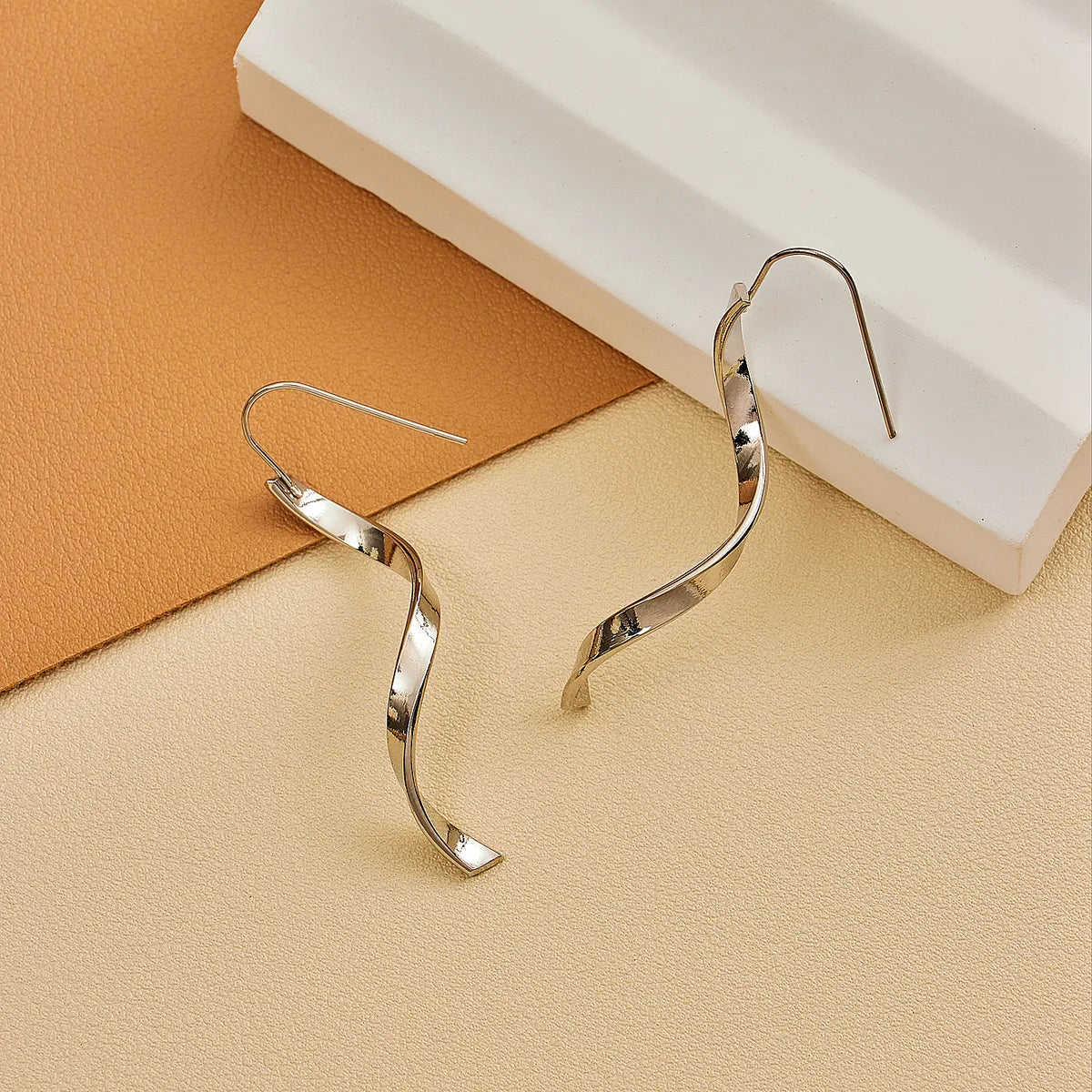 1 Pair Elegant Retro Queen Spiral Stripe Alloy Drop Earrings