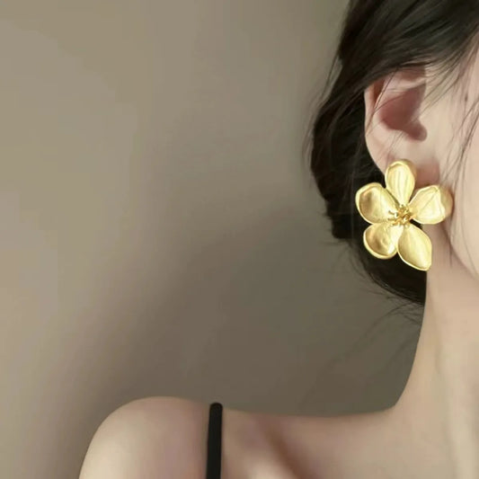 1 Pair Elegant Retro Sweet Flower Copper Alloy 18K Gold Plated Ear Studs