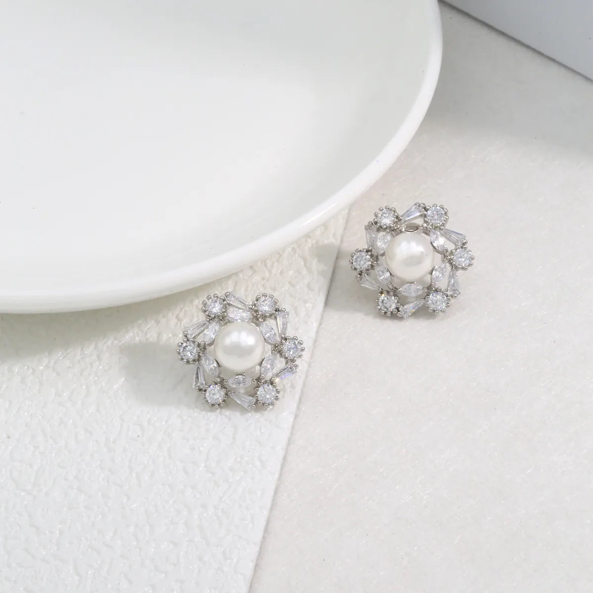 1 Pair Elegant Romantic Shiny Snowflake Polishing Inlay Copper Artificial Pearls Zircon Ear Studs