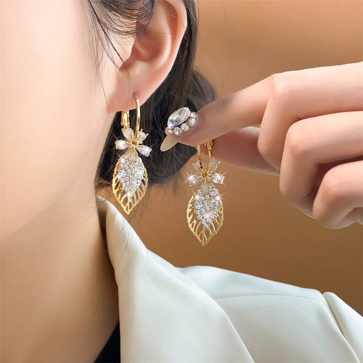 1 Pair Elegant Simple Style Classic Style Leaves Flower Hollow Out Inlay Copper Alloy Rhinestones Drop Earrings