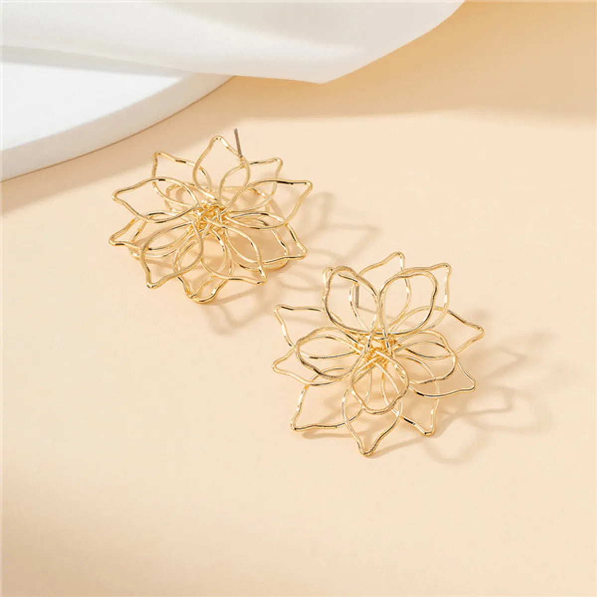 1 Pair Elegant Simple Style Flower Hollow Out Iron Ear Studs