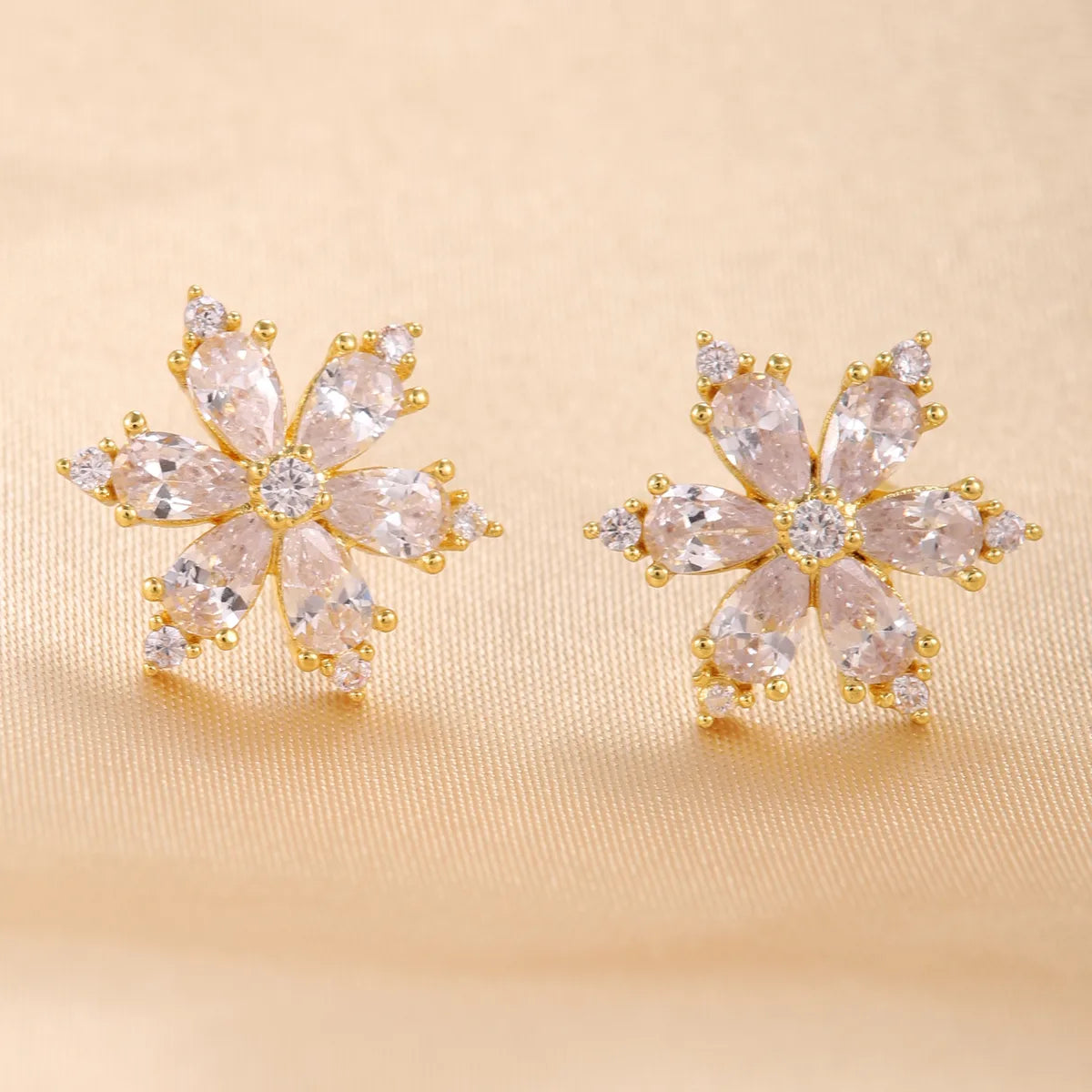 1 Pair Elegant Simple Style Flower Plating Inlay Copper Zircon 18K Gold Plated Ear Studs