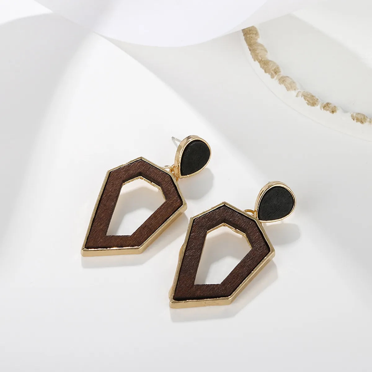 1 Pair Elegant Simple Style Geometric Asymmetrical Irregular Alloy Wood Drop Earrings