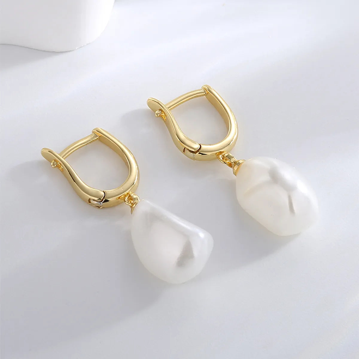 1 Pair Elegant Simple Style Geometric Plating Inlay Copper Artificial Pearls 18k Gold Plated Earrings