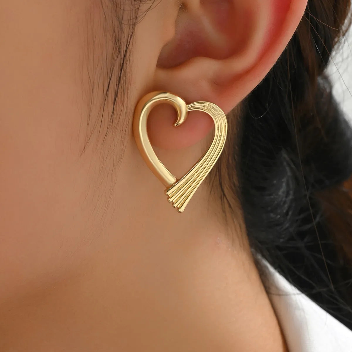 1 Pair Elegant Simple Style Heart Shape Hollow Out Alloy Ear Studs