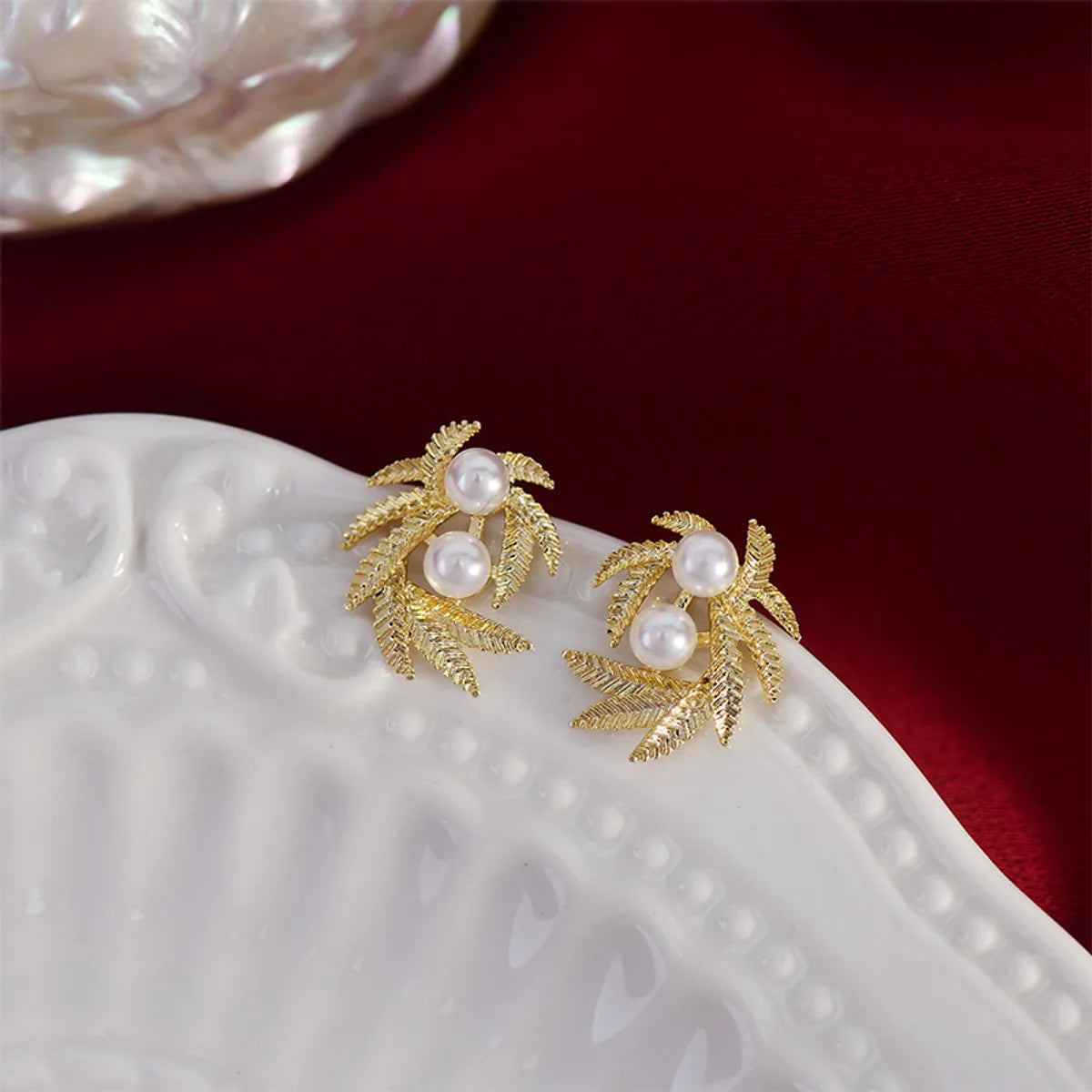 1 Pair Elegant Simple Style Leaves Plating Inlay Copper Artificial Pearls 14k Gold Plated Ear Studs