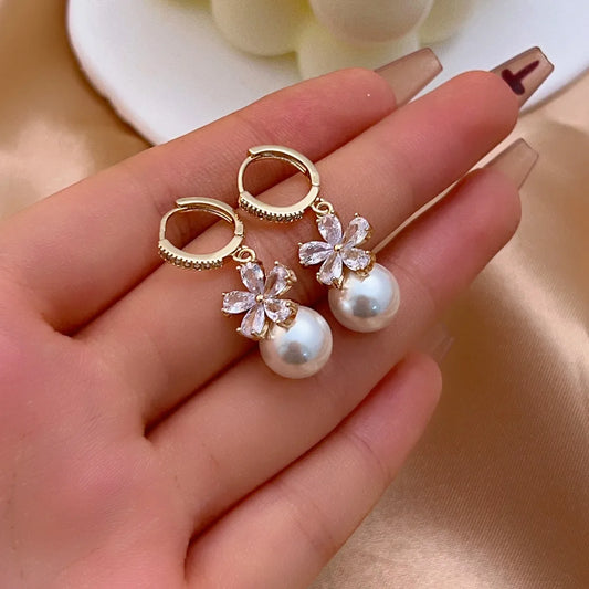 1 Pair Elegant Simple Style Shiny Flower Plating Inlay Copper Pearl Zircon Gold Plated Drop Earrings