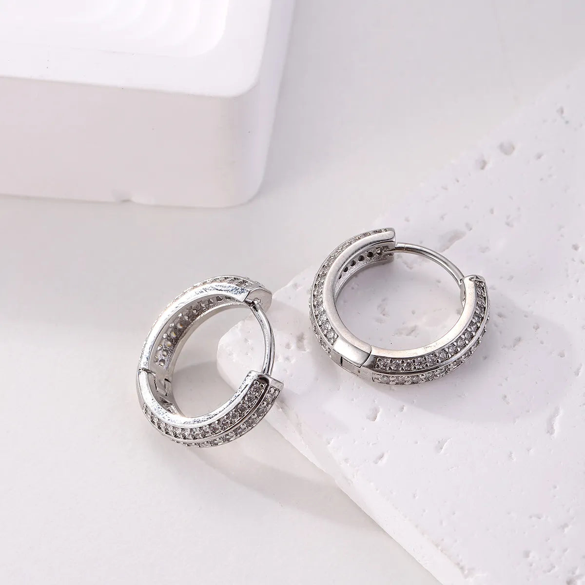 1 Pair Elegant Simple Style Shiny Round Handmade Inlay Copper Zircon White Gold Plated Earrings