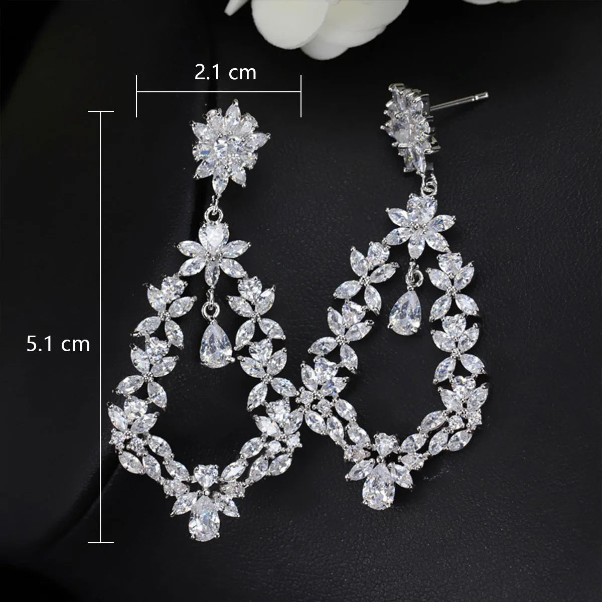 1 Pair Elegant Simple Style Shiny Water Droplets Flower Hollow Out Inlay Copper Zircon White Gold Plated Drop Earrings