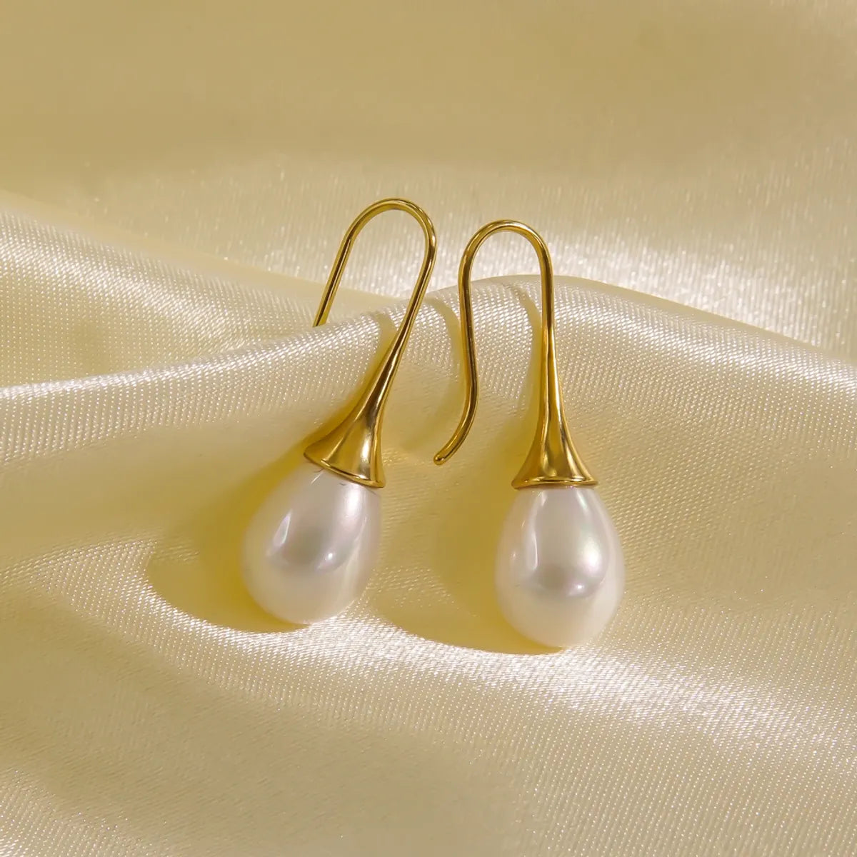 1 Pair Elegant Simple Style Solid Color Plating Inlay Stainless Steel Freshwater Pearl Titanium Steel Pearl 14k Gold Plated Drop Earrings