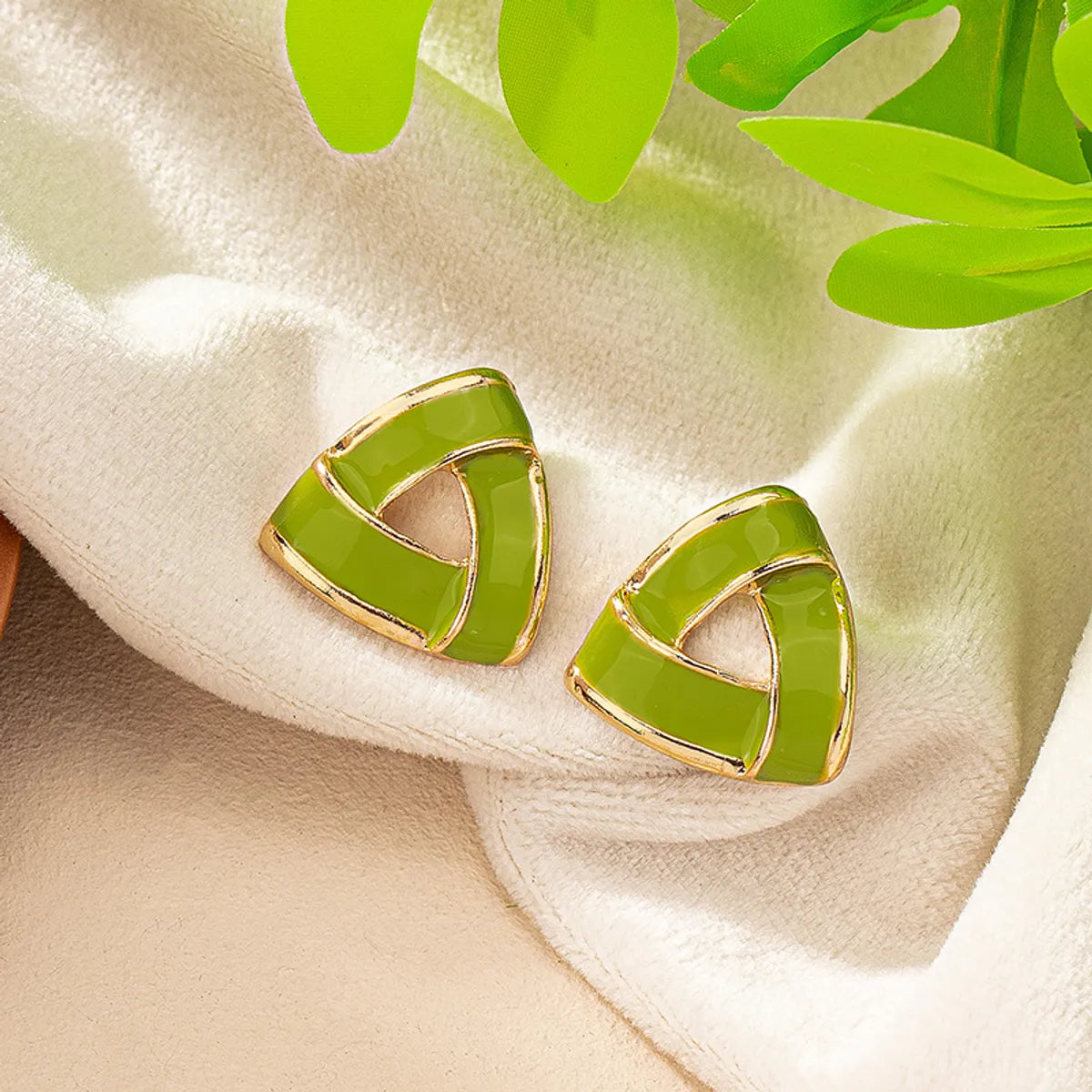 1 Pair Elegant Simple Style Triangle Enamel Plating Alloy Ear Studs