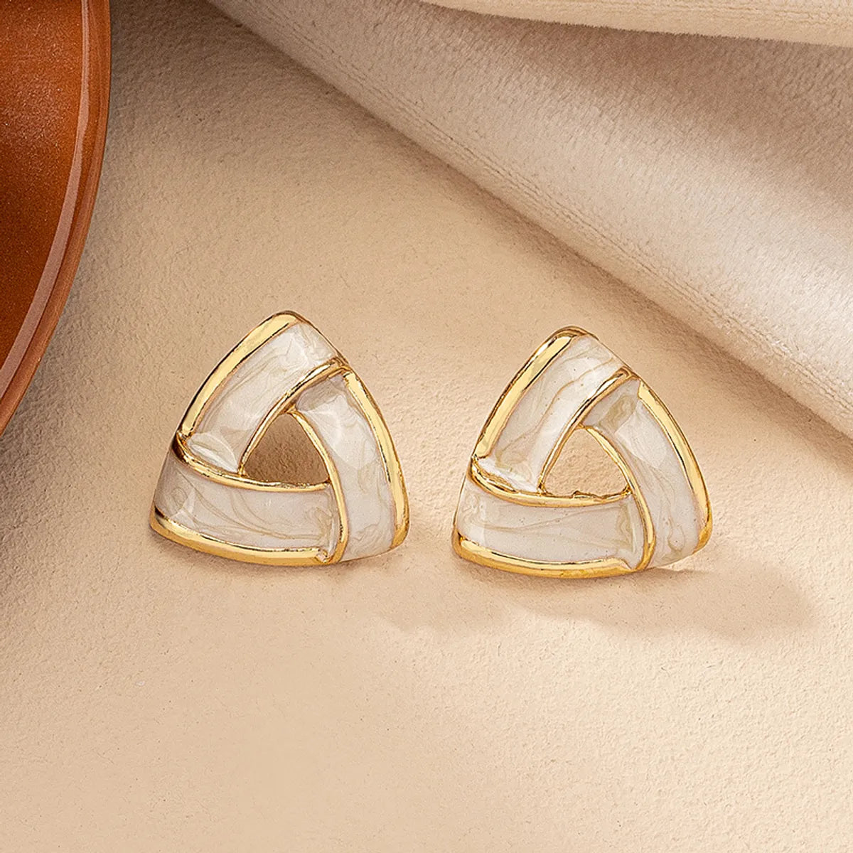 1 Pair Elegant Simple Style Triangle Enamel Plating Alloy Ear Studs