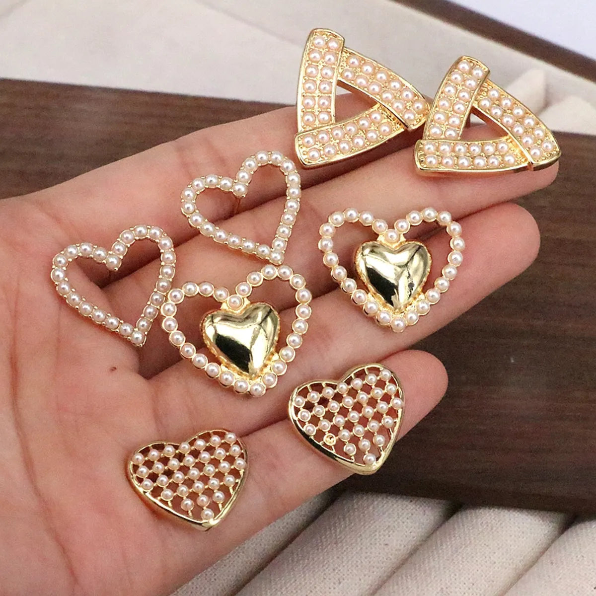 1 Pair Elegant Simple Style Triangle Heart Shape Plating Inlay Copper Artificial Pearls 18k Gold Plated Earrings