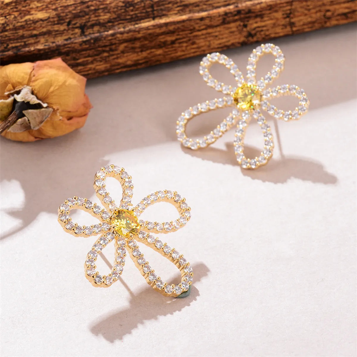 1 Pair Elegant Star Flower Plating Inlay Copper Zircon Gold Plated Ear Studs