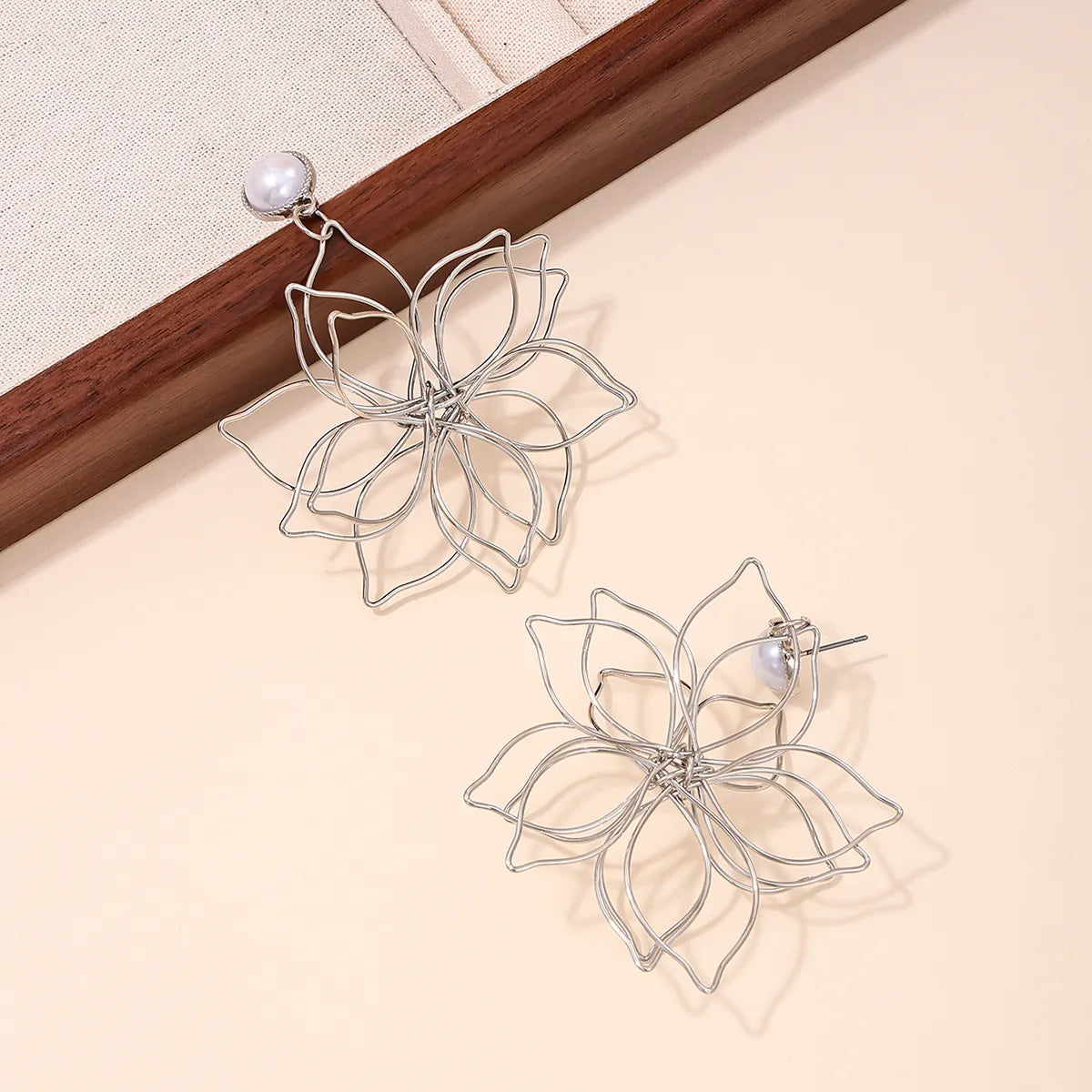 1 Pair Elegant Streetwear Flower Hollow Out Inlay Ferroalloy Zinc Alloy Artificial Pearls Drop Earrings