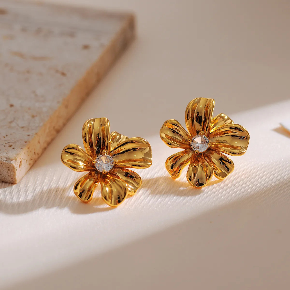 1 Pair Elegant Streetwear Flower Inlay Copper Zircon 18K Gold Plated Ear Studs