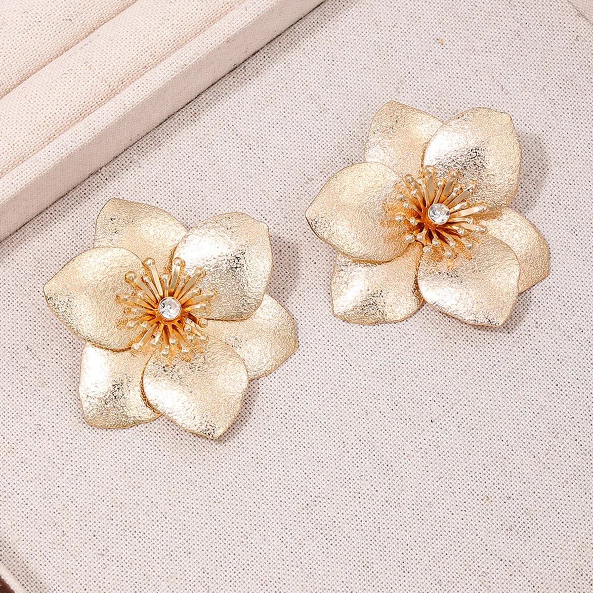 1 Pair Elegant Sweet Artistic Flower Inlay Alloy Rhinestones Ear Studs