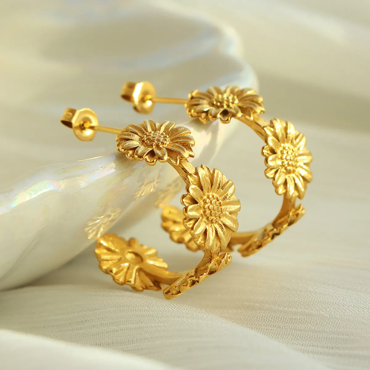 1 Pair Elegant Sweet C Shape Chrysanthemum Frill Titanium Steel 18K Gold Plated Ear Studs