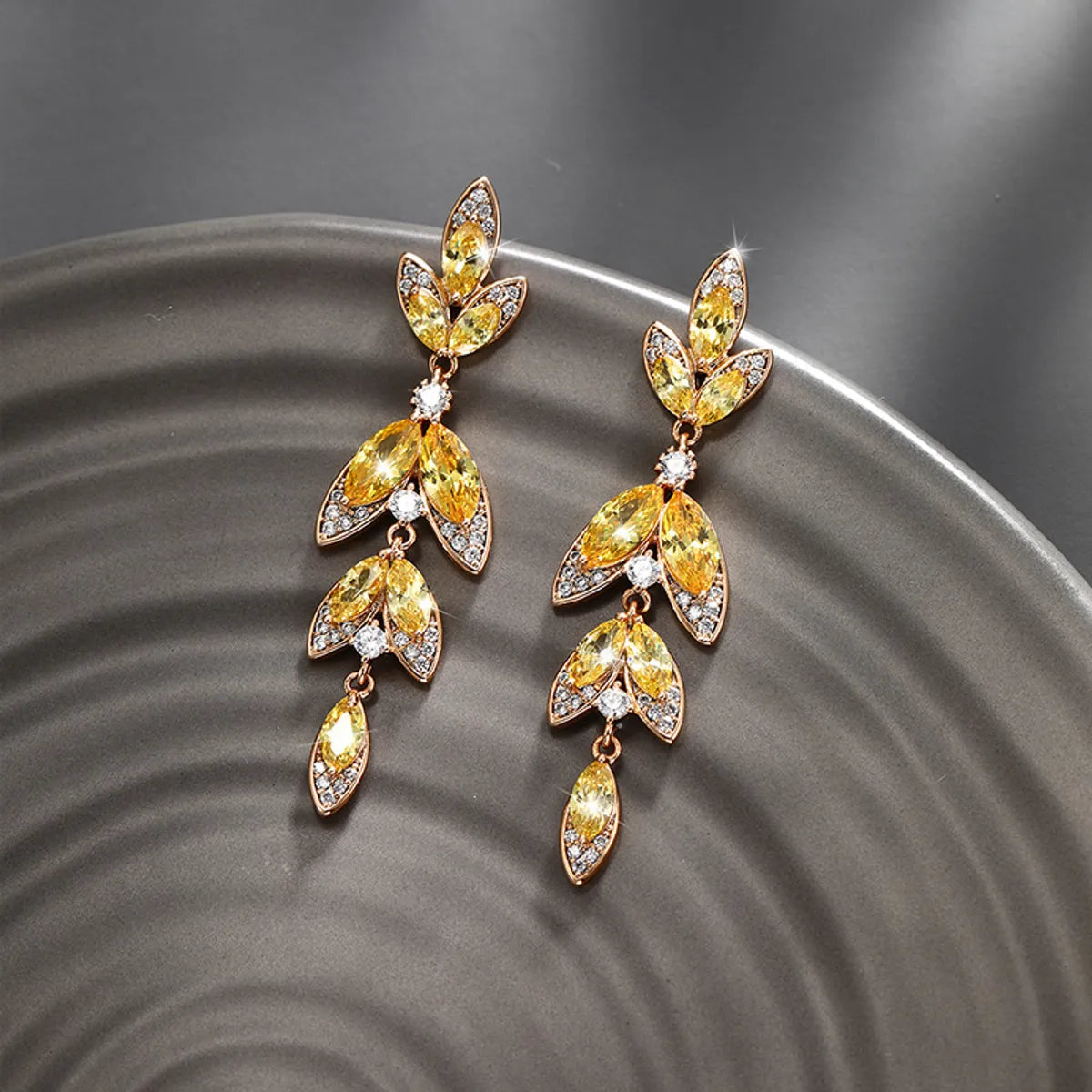 1 Pair Elegant Xuping Sweet Flower Plating Inlay Alloy Artificial Gemstones 18k Gold Plated Drop Earrings