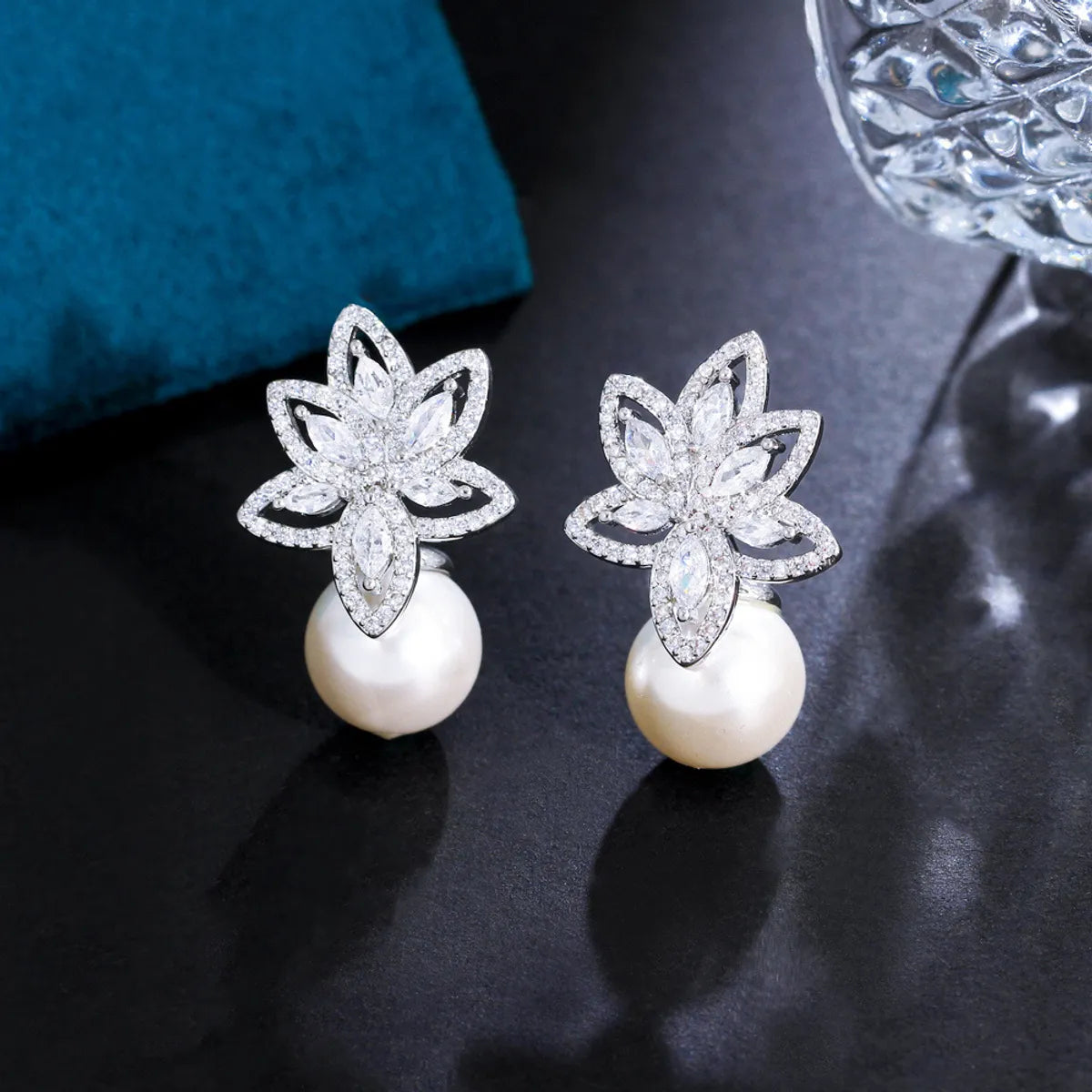 1 Pair Elegant Sweet Leaves Plating Inlay Copper Artificial Pearls Artificial Diamond Rhodium Plated Silver Plated Drop Earrings