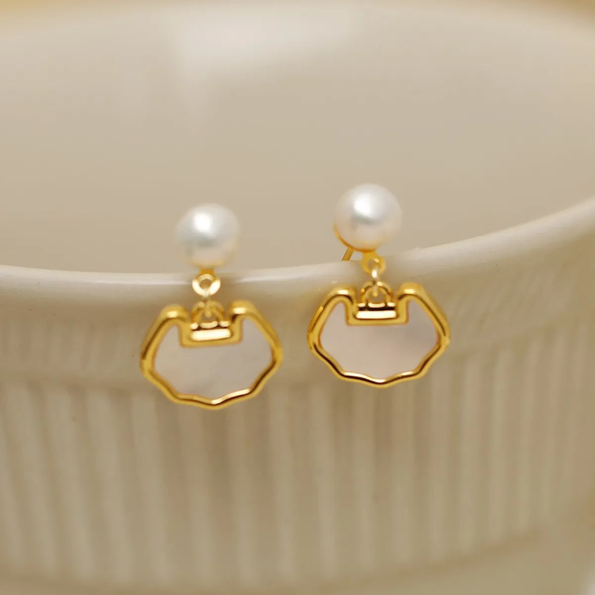 1 Pair Elegant Sweet Lock Inlay Copper Pearl Shell 18K Gold Plated Drop Earrings