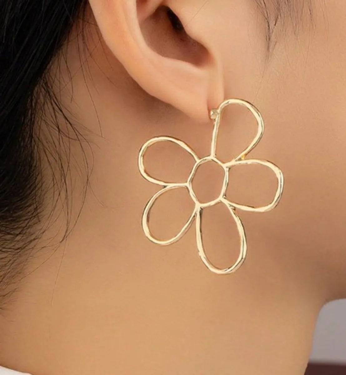 1 Pair Elegant Sweet Pastoral Flower Stoving Varnish Hollow Out Titanium Steel Iron Gold Plated Ear Studs