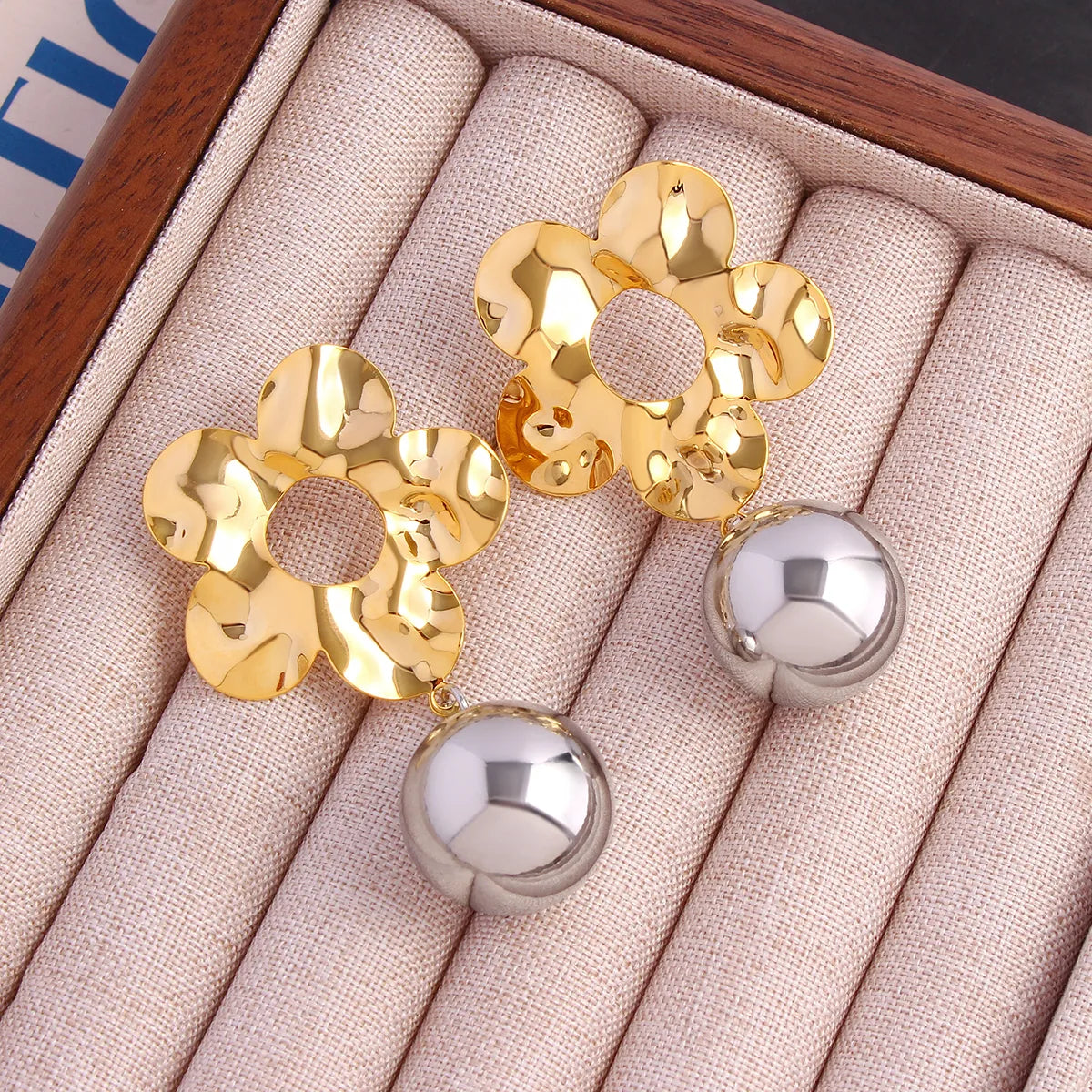 1 Pair Elegant Sweet Simple Style Flower Hollow Out Copper 18K Gold Plated Gold Plated Drop Earrings