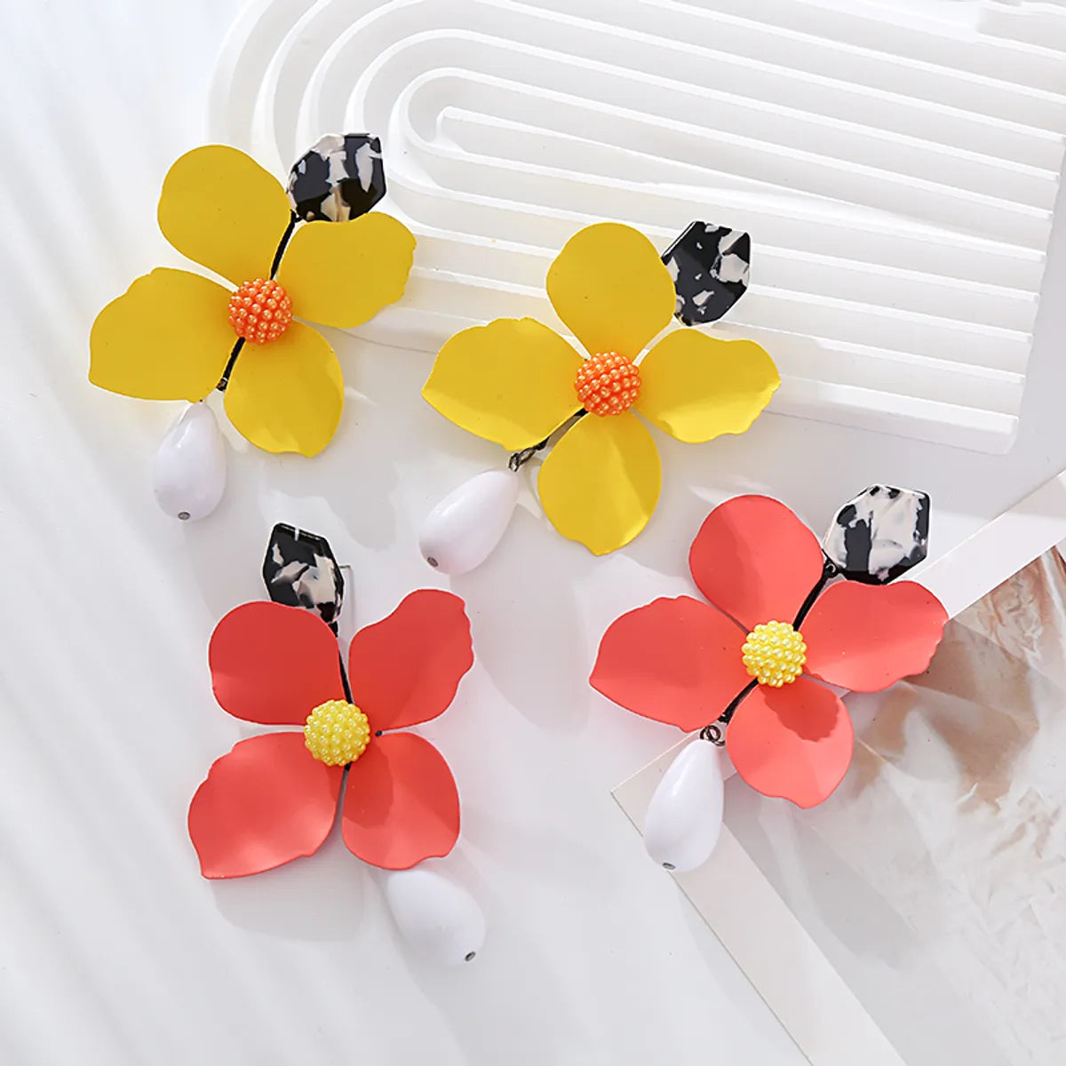 1 Pair Elegant Sweet Water Droplets Flower Stoving Varnish Inlay Alloy Artificial Pearls Shell Gold Plated Drop Earrings