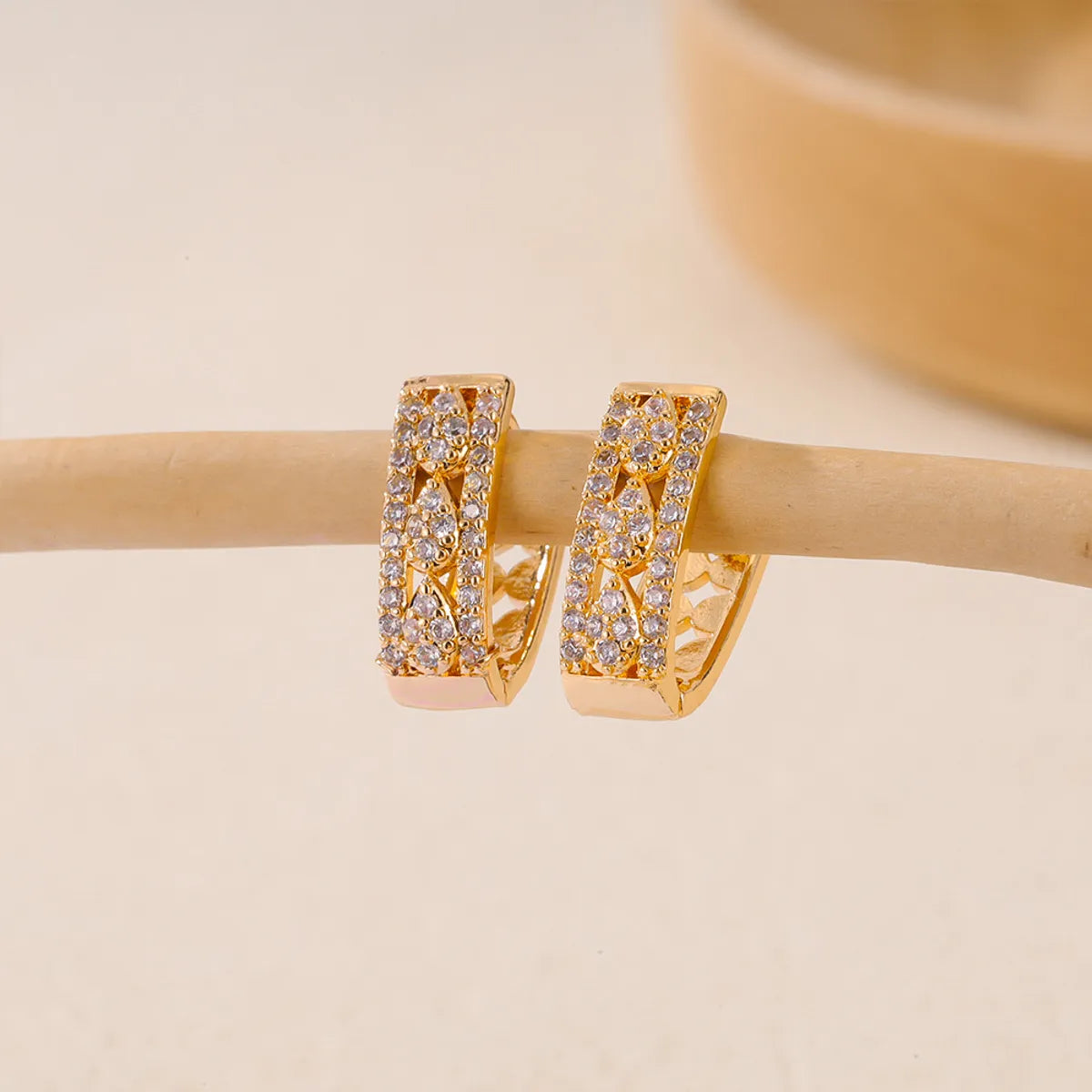 1 Pair Elegant V Shape Argyle Inlay Copper Zircon Earrings