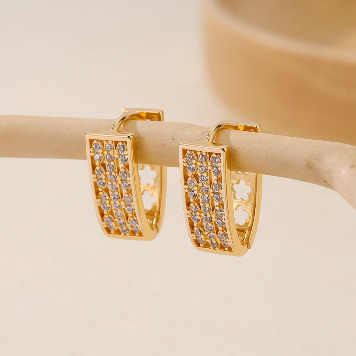 1 Pair Elegant V Shape Argyle Inlay Copper Zircon Earrings