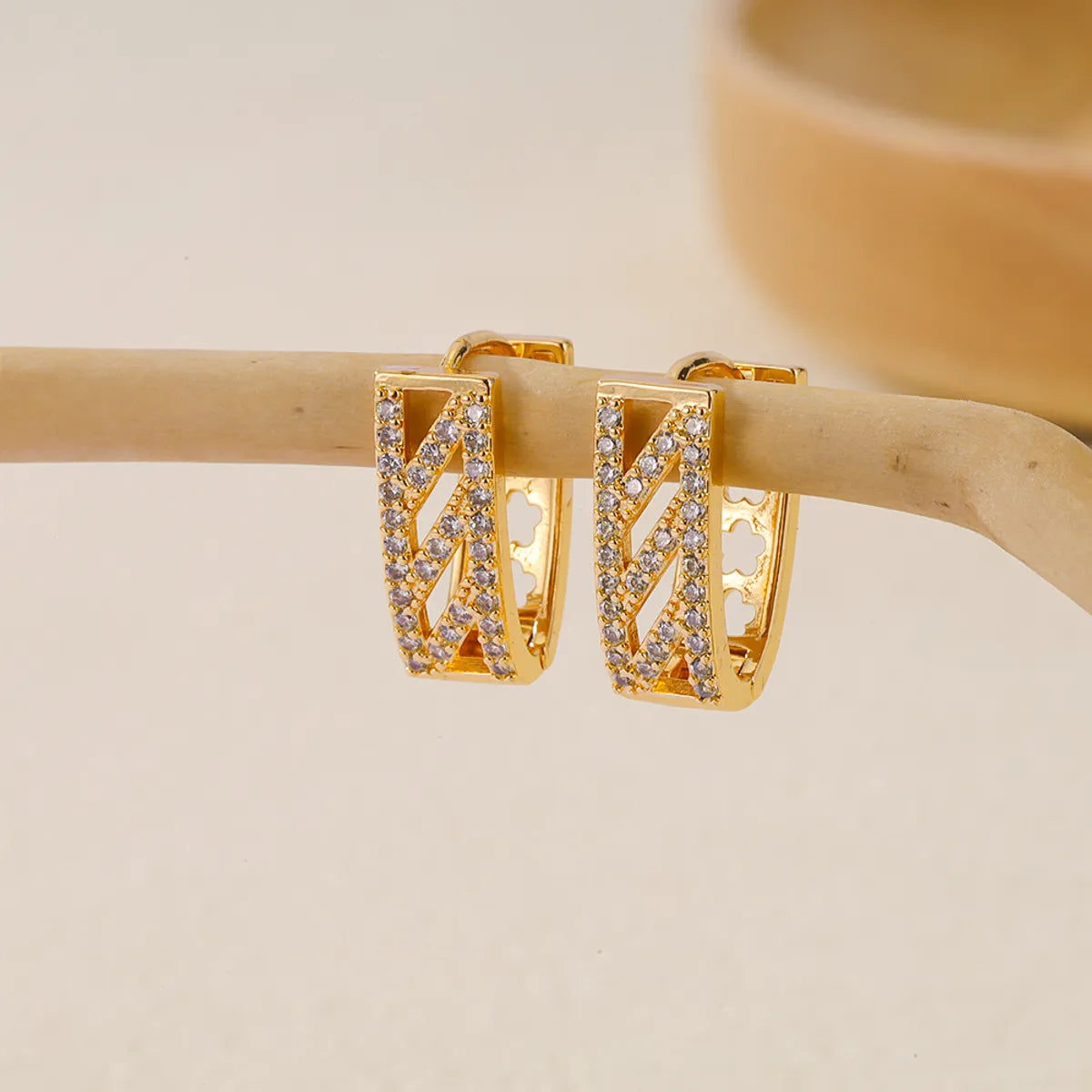 1 Pair Elegant V Shape Argyle Inlay Copper Zircon Earrings