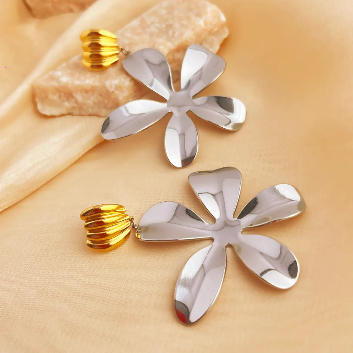 1 Pair Elegant Vacation Sector Shell Polishing Plating 304 Stainless Steel 18K Gold Plated Drop Earrings