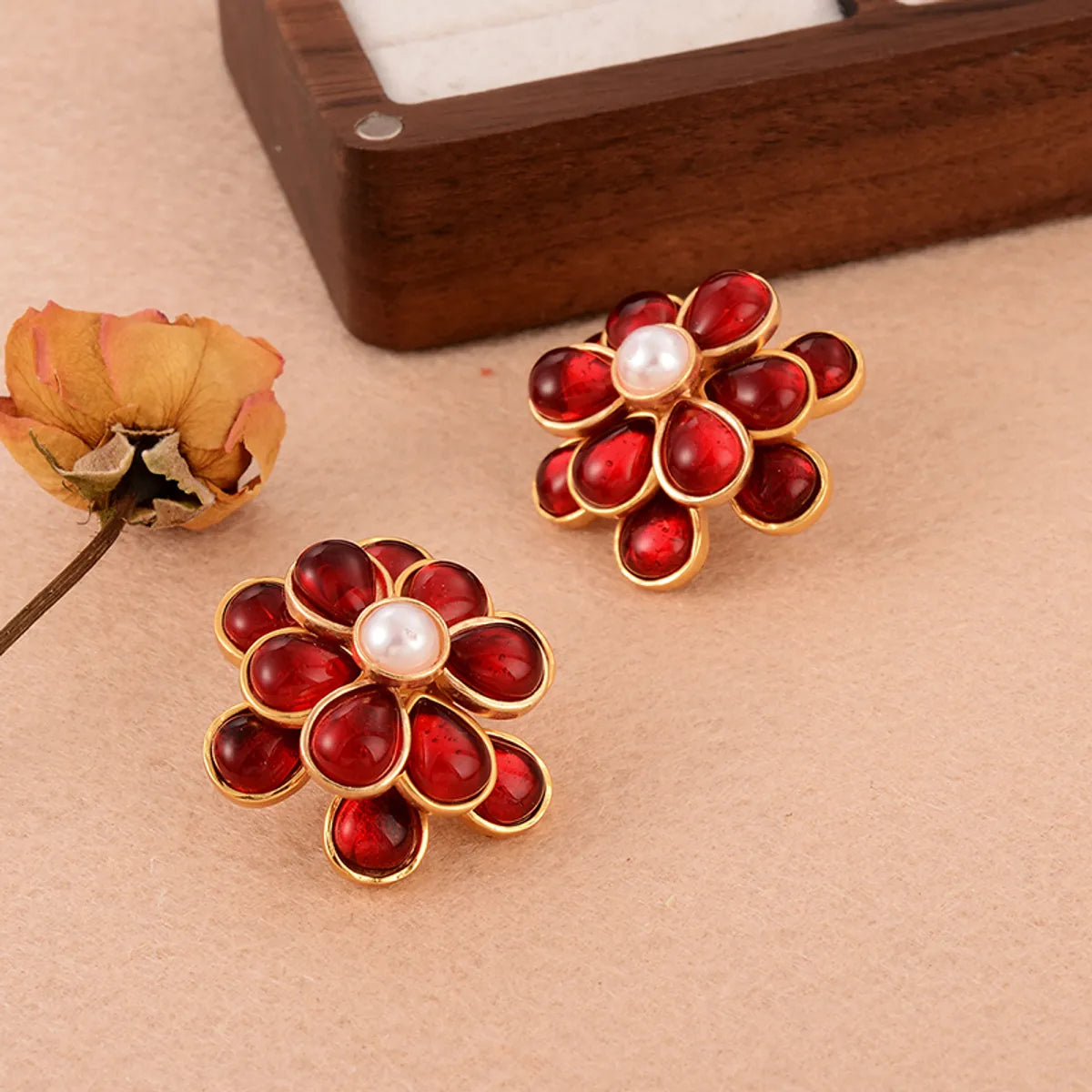 1 Pair Elegant Vintage Style French Style Flower Inlay Copper Glass Pearl 18k Gold Plated Ear Studs