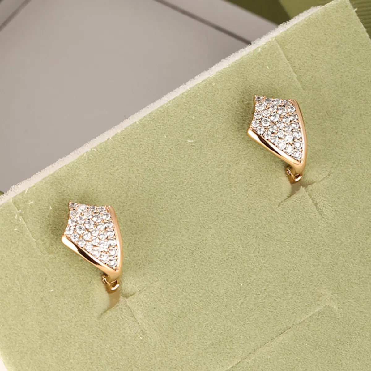 1 Pair Elegant Xuping Solid Color Plating Inlay Copper Alloy Artificial Diamond 18k Gold Plated Ear Studs