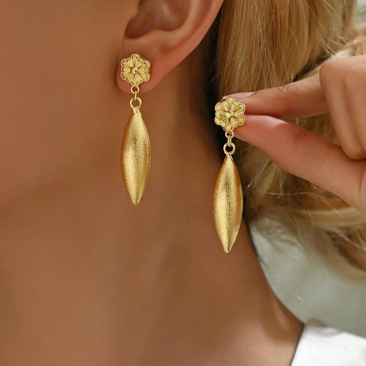 1 Pair Ethnic Style Shiny Star Heart Shape Flower Hollow Out Copper Zinc Alloy 18K Gold Plated Drop Earrings