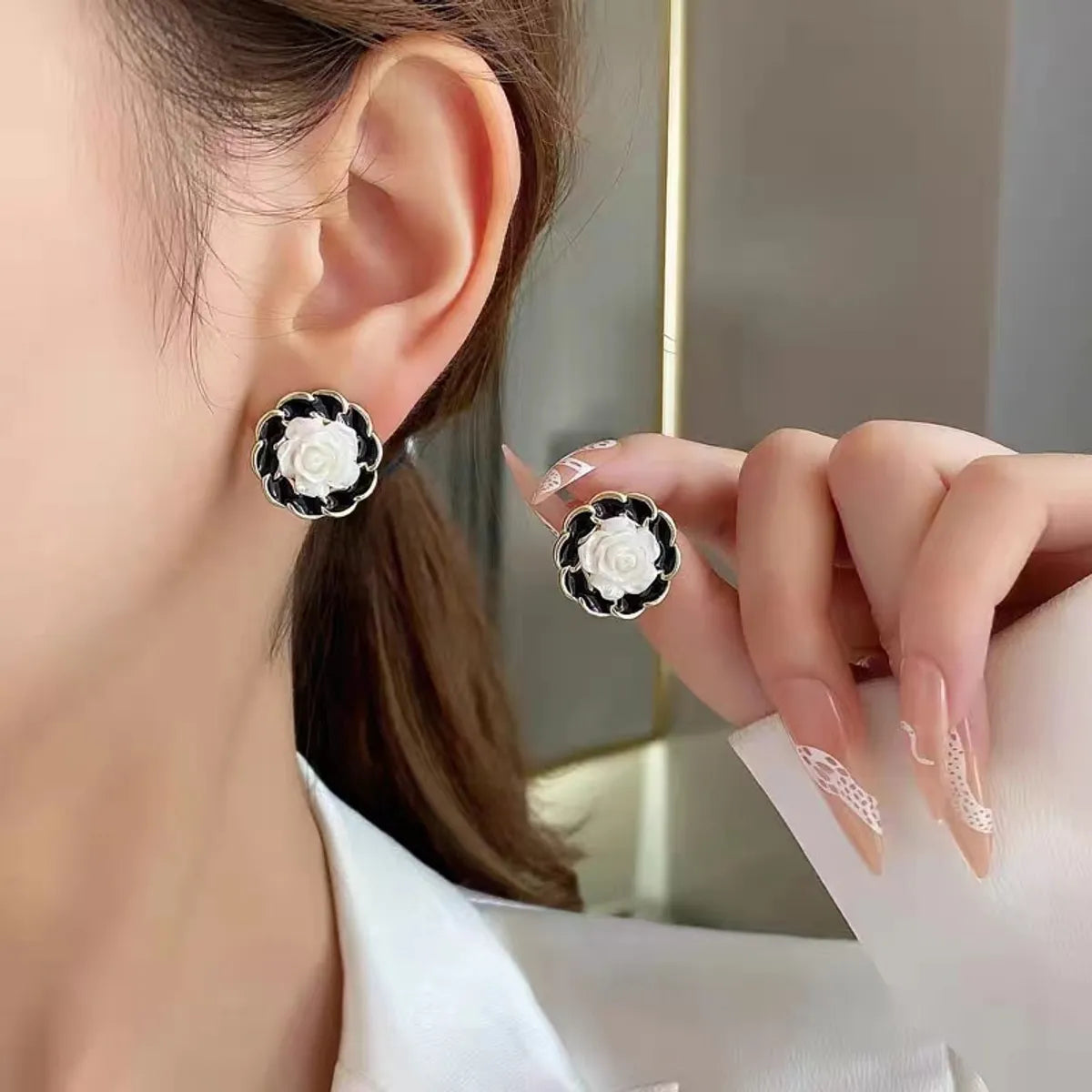 1 Pair Fashion Flower Butterfly Bow Knot Alloy Inlay Artificial Pearls Rhinestones Shell Women'S Earrings