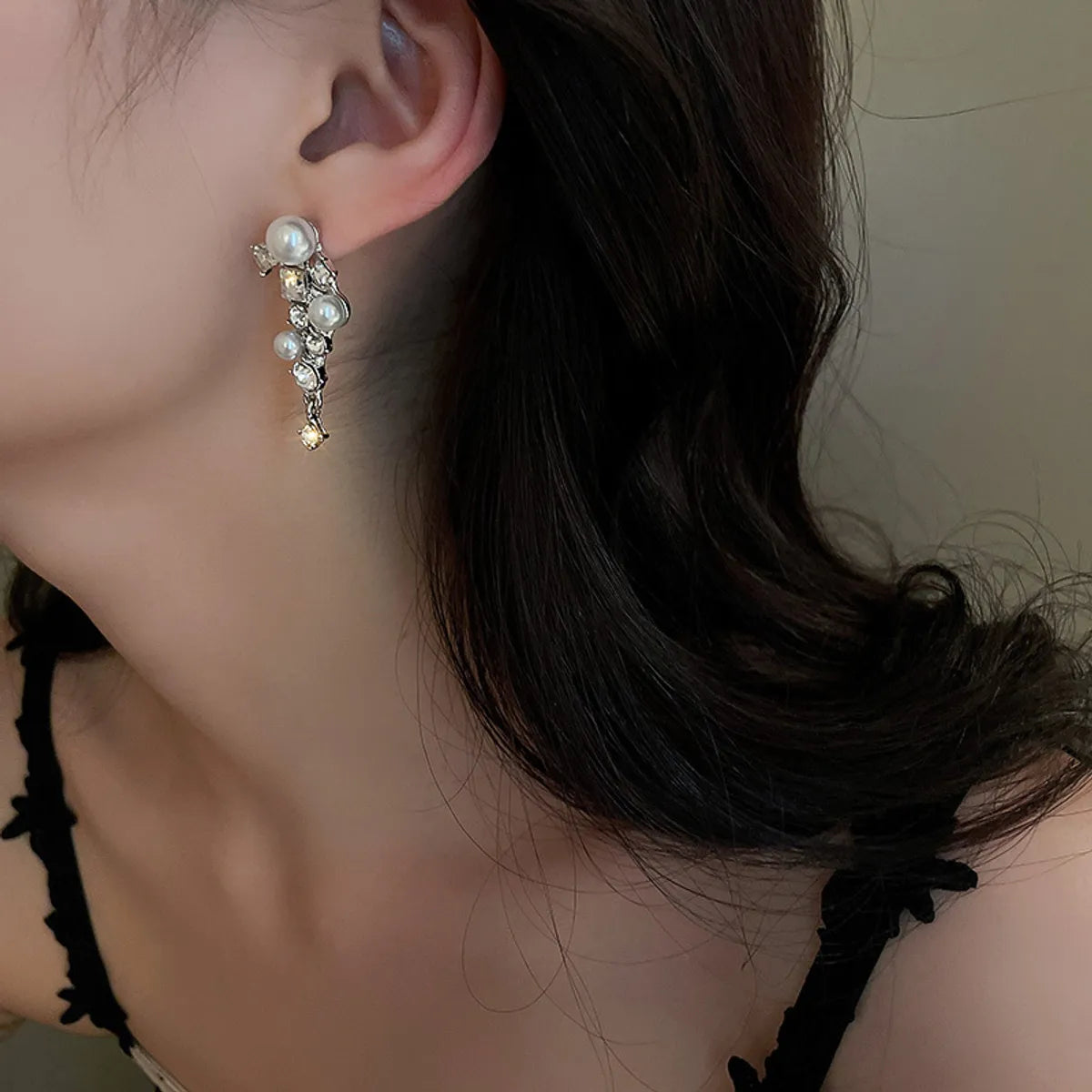 1 Pair Fashion Leaf Alloy Inlay Rhinestones Pearl Women's Drop Earrings