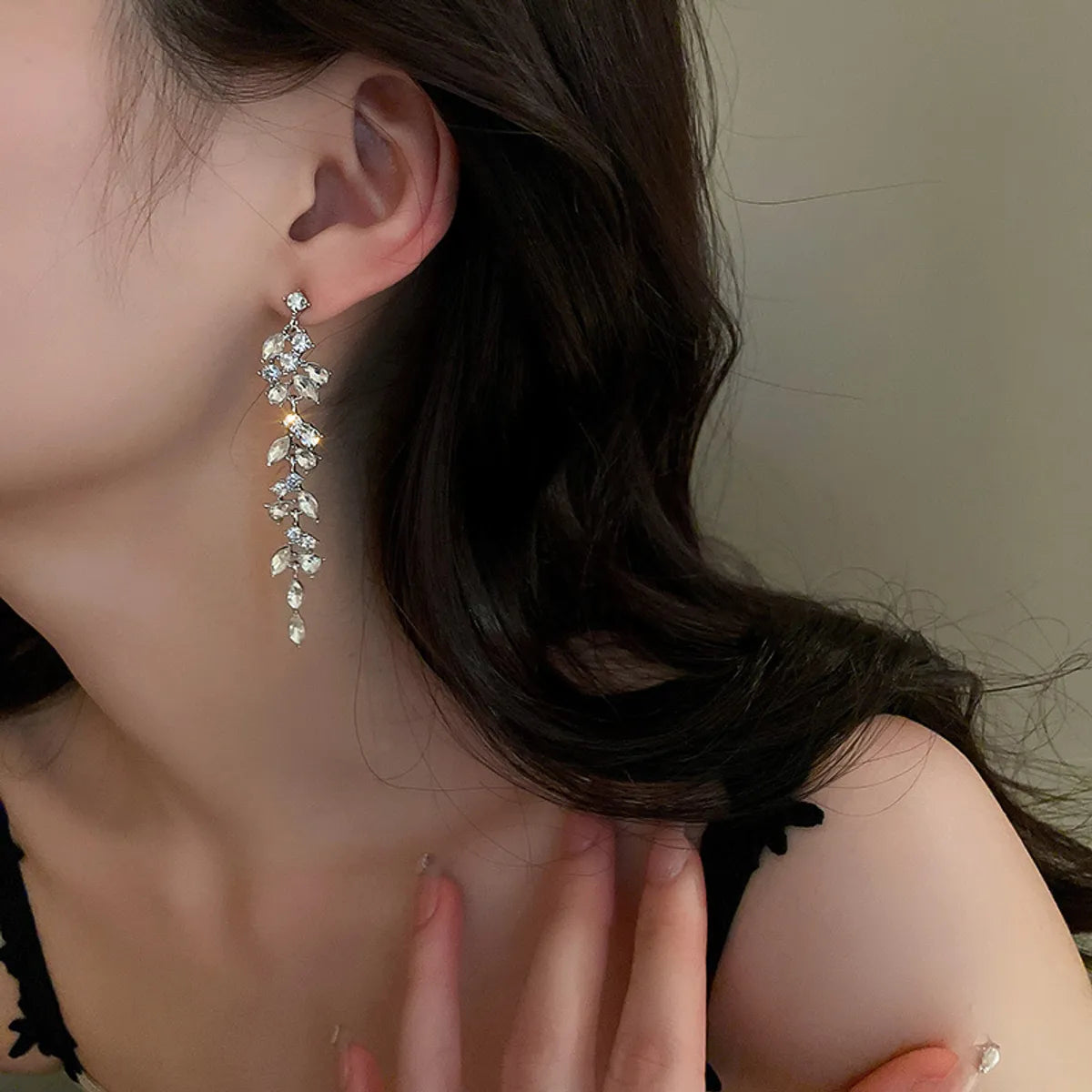 1 Pair Fashion Leaf Alloy Inlay Rhinestones Pearl Women's Drop Earrings