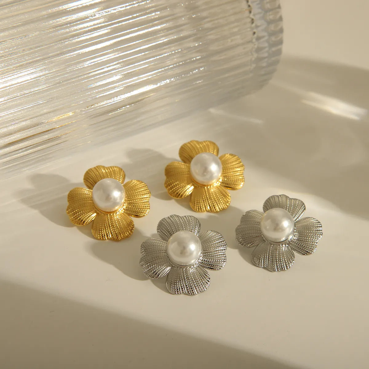 1 Pair French Style Sweet Simple Style Flower Inlay 304 Stainless Steel Artificial Pearls 18K Gold Plated Ear Studs