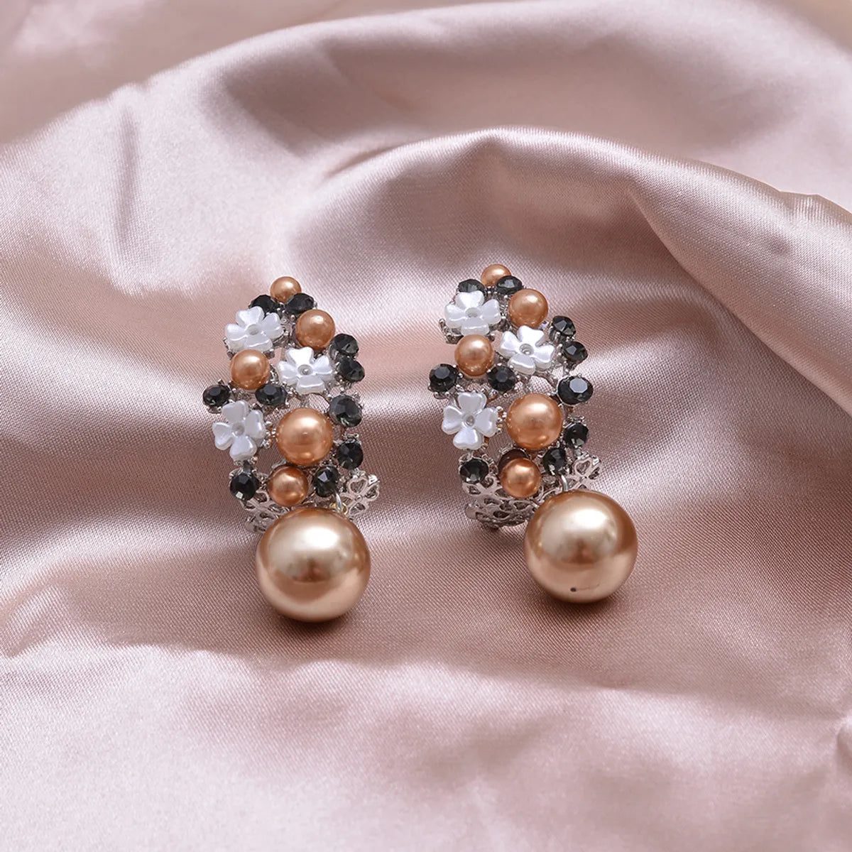 1 Pair Glam Luxurious Artistic Flower Three-dimensional Hollow Out Inlay Alloy Artificial Pearls Drop Earrings