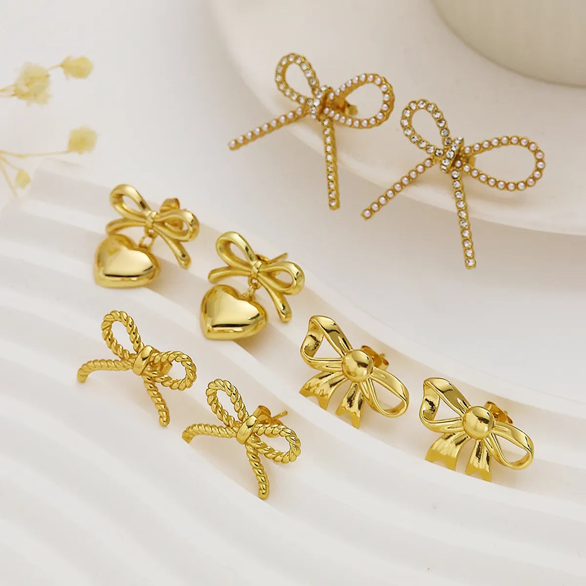 1 Pair IG Style French Style Simple Style Heart Shape Pearl Bow Knot Plating Inlay 304 Stainless Steel Titanium Steel Artificial Pearls 18K Gold Plated Drop Earrings Ear Studs