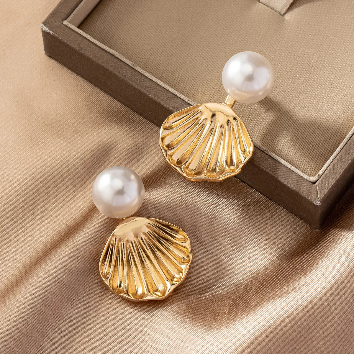 1 Pair Ig Style Retro Commute Shell Plating Inlay Alloy Pearl Drop Earrings