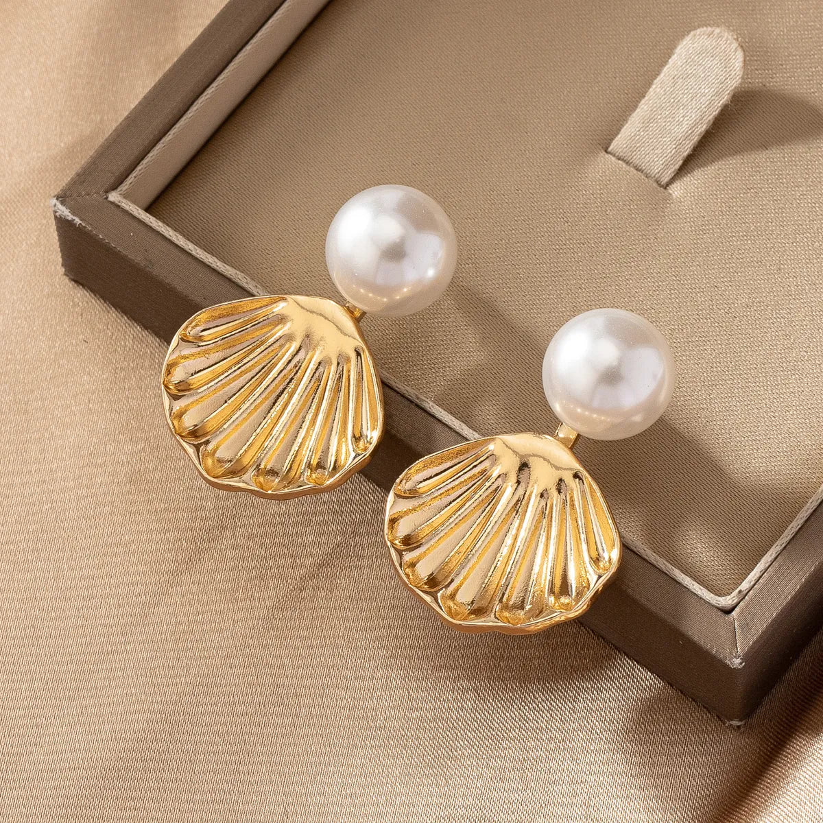 1 Pair Ig Style Retro Commute Shell Plating Inlay Alloy Pearl Drop Earrings