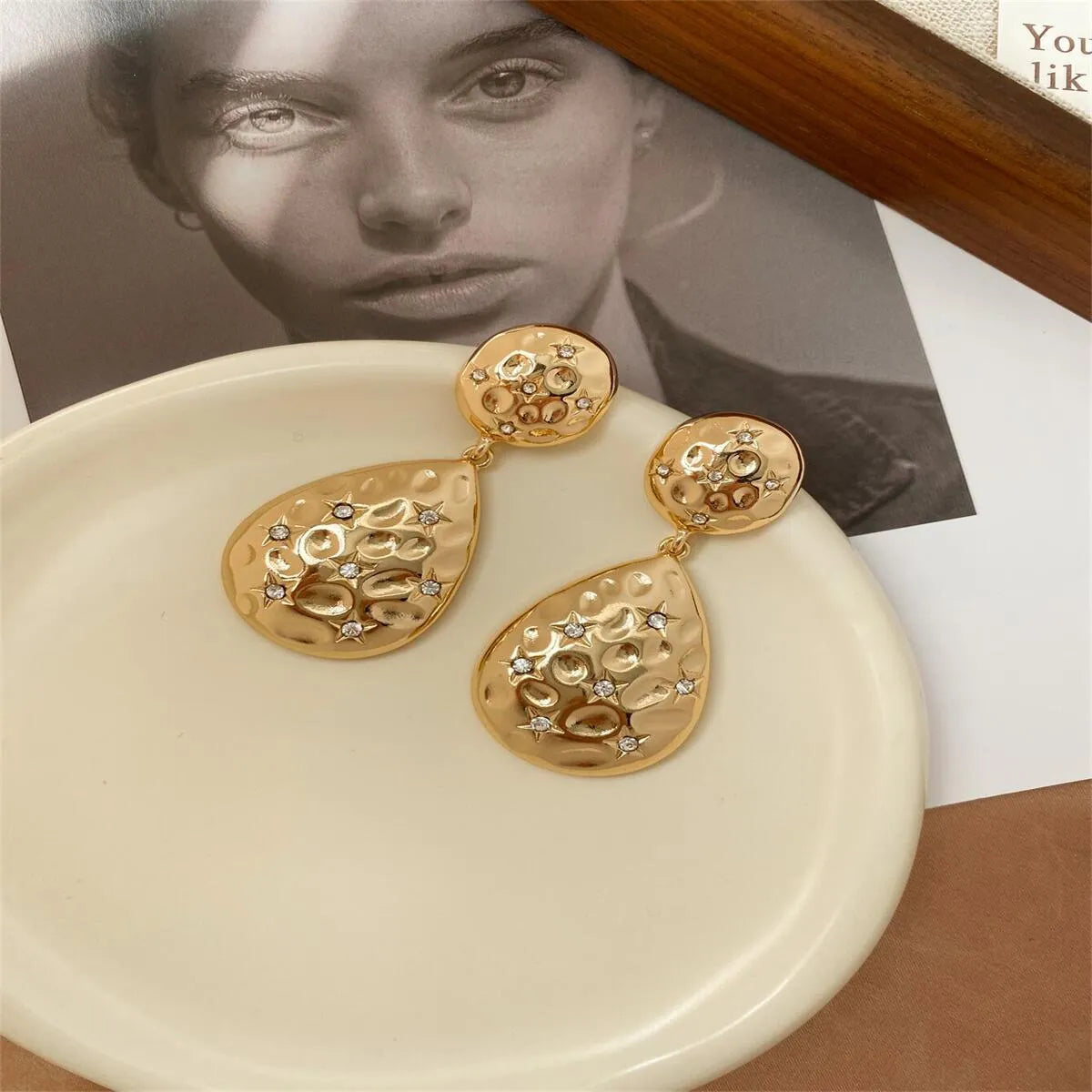 1 Pair Ig Style Retro Round Water Droplets Plating Inlay Alloy Zinc Rhinestones Drop Earrings